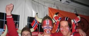 Utakmica Norveška - Danska i proslave kockastih u šatoru u Poreču