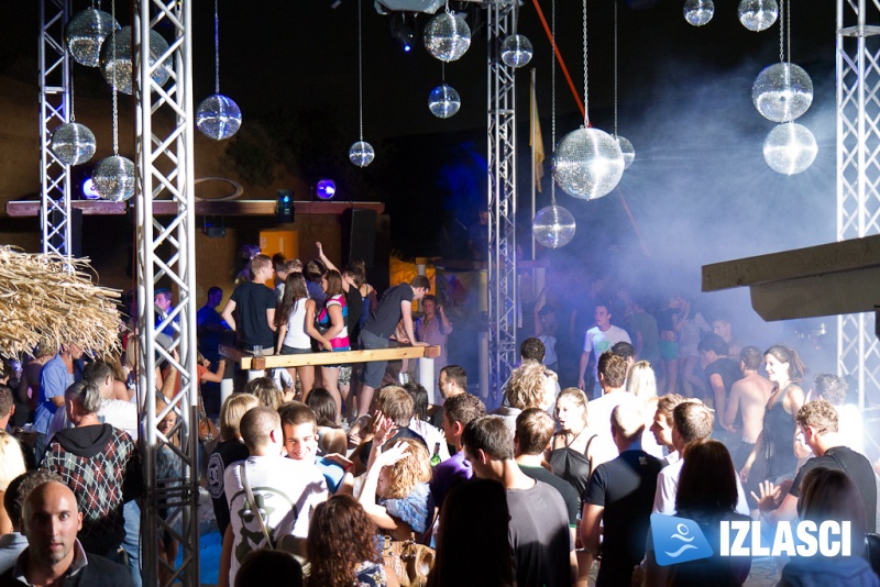 Pjena party u Santos beach clubu