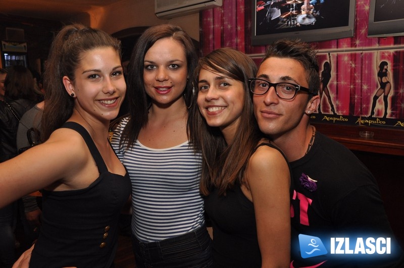 Mornarska zabava i sexy plesačice u Acapulcu