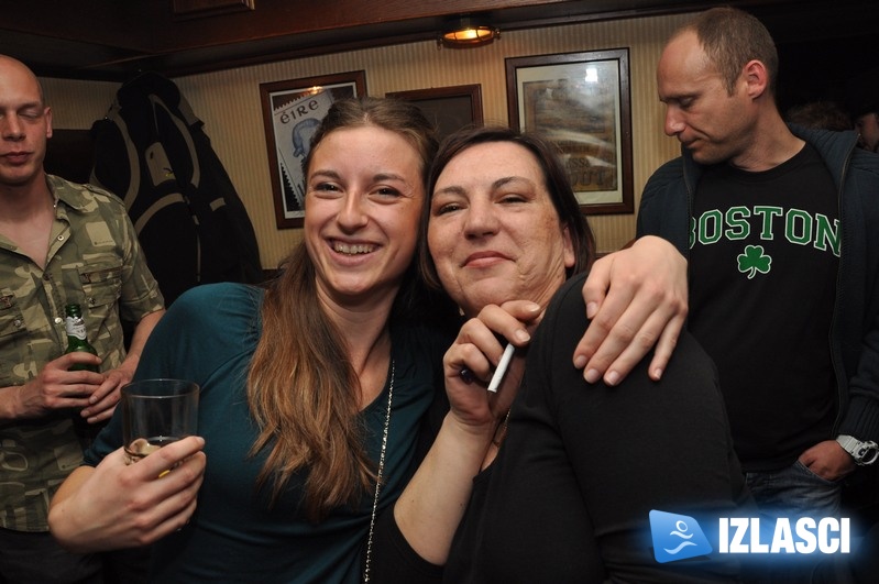 Promocija vodke i veselo društvo ljuljaju Phanas pub